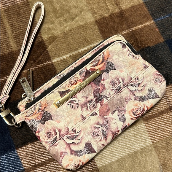 Floral Wristlet with Pink Roses - Picture 1 of 12